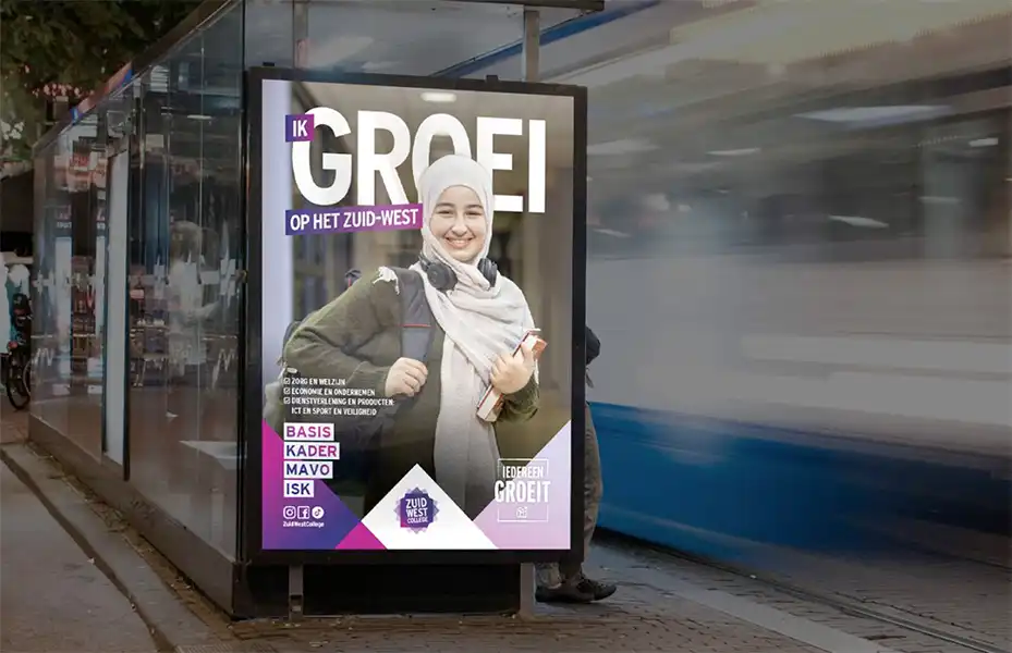 Een reclame voor een bushalte toont een glimlachende jonge vrouw, gekleed in een grijze hijab en met een boek in haar hand. De tekst luidt "IK GROEI OP HET ZUID-WEST", en toont onderwijsmogelijkheden met opties als BASIS, KADER, MAVO, ISK. In de klas bouwt ze haar portfolio op met op de achtergrond een wazige blauw-witte rijdende tram.