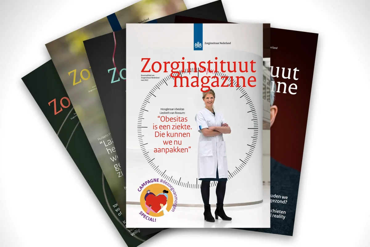 Er ligt netjes een stapel van vier tijdschriften, waarvan de bovenste een zorgprofessional in een witte laboratoriumjas toont. De titel "Zorginstituut magazine" is vetgedrukt in rood, hieronder wordt ingegaan op overgewicht. Op de omslag staat ook een logo met hartjes en de zinsnede ‘CAMPAGNE VOOR DE ZORG’, die de zorg thuis symboliseert.